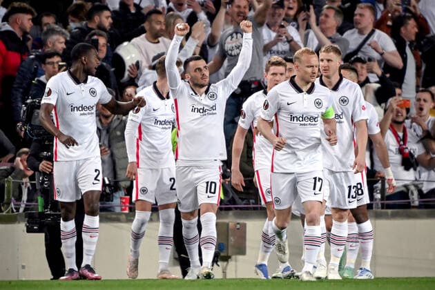 Barcelona, Camp Nou, 11.04.22, ESP, Herren, UEFA Europa League, Saison 2021-2022, FC Barcelona, Barca - Eintracht Frankfurt Bild: Filip Kostic (Frankfurt) mitte bejubelt seinTor zum 1:0 per Elfmeter Nur fuer journalistische Zwecke! Only for editorial use! Gemaess den Vorgaben der UEFA ist es untersagt, in dem Stadion und oder vom Spiel angefertigte Fotoaufnahmen in Form von Sequenzbildern und oder videoaehnlichen Fotostrecken zu verwerten bzw. verwerten zu lassen. UEFA regulations prohibit any use of photographs as image sequences and or quasi-video. Katalonien Spanien