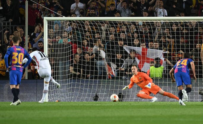 14.04.2022, xjhx, Fussball UEFA Europa League, FC Barcelona, Barca - Eintracht Frankfurt emspor, v.l. Filip Kostic (Eintracht Frankfurt) erzielt das Tor zum scores the Goal 0:1 Marc Andre ter Stegen (FC Barcelona) Elfmeter (DFL DFB REGULATIONS PROHIBIT ANY USE OF PHOTOGRAPHS as IMAGE SEQUENCES and or QUASI-VIDEO) Barcelona