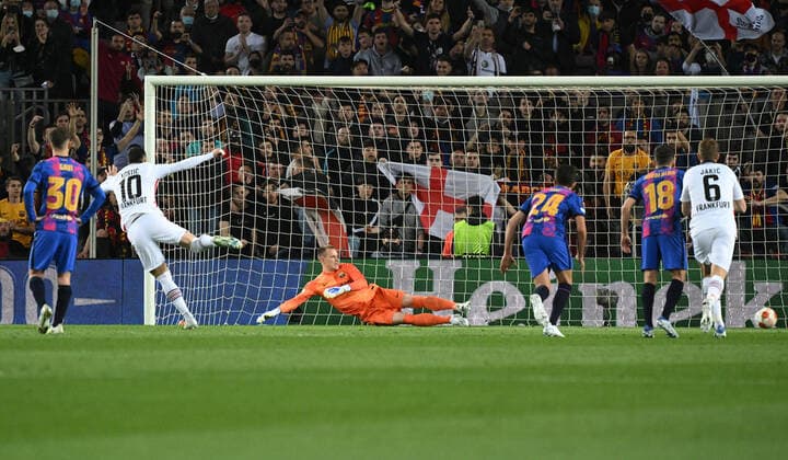 14.04.2022, xjhx, Fussball UEFA Europa League, FC Barcelona, Barca - Eintracht Frankfurt emspor, v.l. Filip Kostic (Eintracht Frankfurt) erzielt das Tor zum scores the Goal 0:1 Marc Andre ter Stegen (FC Barcelona) Elfmeter (DFL DFB REGULATIONS PROHIBIT ANY USE OF PHOTOGRAPHS as IMAGE SEQUENCES and or QUASI-VIDEO) Barcelona