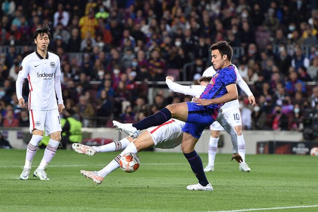 Fußball Europa League Viertelfinale FC Barcelona, Barca - Eintracht Frankfurt am 14.04.2022 im Camp Nou in Barcelona Jesper Lindström ( Frankfurt ), links - Eric Garcia ( Barcelona ), rechts