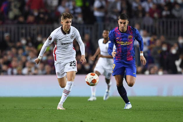Fußball Europa League Viertelfinale FC Barcelona, Barca - Eintracht Frankfurt am 14.04.2022 im Camp Nou in Barcelona Jesper Lindström ( Frankfurt ), links - Ferran Torres ( Barcelona ), rechts