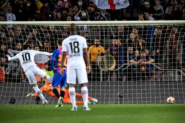 Barcelona, Camp Nou, 11.04.22, ESP, Herren, UEFA Europa League, Saison 2021-2022, FC Barcelona, Barca - Eintracht Frankfurt Bild: v.l. Filip Kostic (Frankfurt) erzielt per Elfmeter das Tor zum 1:0 gegen Torwart Marc-Andre ter Stegen (Barcelona) Nur fuer journalistische Zwecke! Only for editorial use! Gemaess den Vorgaben der UEFA ist es untersagt, in dem Stadion und oder vom Spiel angefertigte Fotoaufnahmen in Form von Sequenzbildern und oder videoaehnlichen Fotostrecken zu verwerten bzw. verwerten zu lassen. UEFA regulations prohibit any use of photographs as image sequences and or quasi-video. Katalonien Spanien