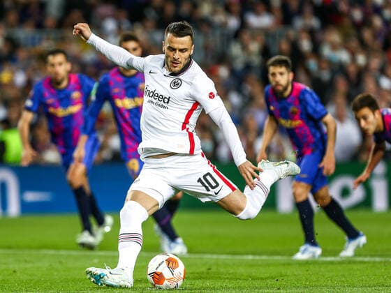 Filip Kostic (Eintracht Frankfurt, 10) schießt schiesst das Tor zum 0:1, ESP, FC Barcelona, Barca vs. Eintracht Frankfurt, Europa League - Viertelfinale, Spielzeit 2021 2022, 14.04.2022, DFB DFL regulations prohibit any use of photographs as image sequences and or quasi-video., ESP, FC Barcelona vs. Eintracht Frankfurt, Europa League - Viertelfinale, Spielzeit 2021 2022, 14.04.2022 Barcelona Copyright: xEibner-Pressefoto BoiaxGabrielx EP_EEP