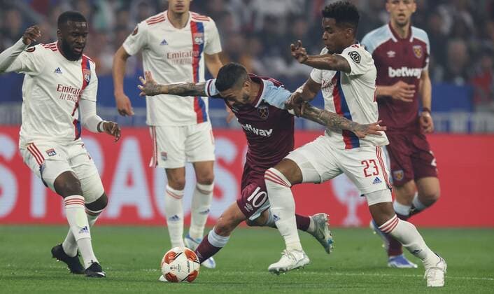 Mandatory Credit: Photo by Simon Dael Shutterstock (12893327as) Manuel Lanzini of West Ham United and Thiago Mendes of Lyon Olympique Lyonnais v West Ham United, UEFA Europa League, Quarter Final, Second Leg, Football, Groupama Stadium, Lyon, France - 14 Apr 2022 EDITORIAL USE ONLY No use with unauthorised audio, video, data, fixture lists, club league logos or live services. Online in-match use limited to 120 images, no video emulation. No use in betting, games or single club league player publications. Olympique Lyonnais v West Ham United, UEFA Europa League, Quarter Final, Second Leg, Football, Groupama Stadium, Lyon, France - 14 Apr 2022 EDITORIAL USE ONLY No use with unauthorised audio, video, data, fixture lists, club league logos or live services. Online in-match use limited to 120 images, no video emulation. No use in betting, games or single club league player publications. Copyright: xSimonxDael Shutterstockx 12893327as