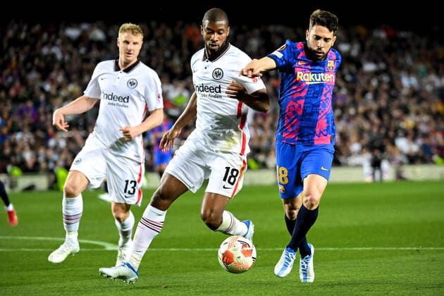Barcelona, Camp Nou, 11.04.22, ESP, Herren, UEFA Europa League, Saison 2021-2022, FC Barcelona, Barca - Eintracht Frankfurt Bild: v.l. Martin Hinteregger (Frankfurt), Almamy Toure (Frankfurt) gegen Jordi Alba (Barcelona) Nur fuer journalistische Zwecke! Only for editorial use! Gemaess den Vorgaben der UEFA ist es untersagt, in dem Stadion und oder vom Spiel angefertigte Fotoaufnahmen in Form von Sequenzbildern und oder videoaehnlichen Fotostrecken zu verwerten bzw. verwerten zu lassen. UEFA regulations prohibit any use of photographs as image sequences and or quasi-video. Katalonien Spanien