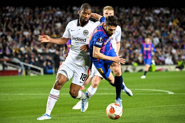Barcelona, Camp Nou, 11.04.22, ESP, Herren, UEFA Europa League, Saison 2021-2022, FC Barcelona, Barca - Eintracht Frankfurt Bild: v.l. Almamy Toure (Frankfurt) gegen Jordi Alba (Barcelona) Nur fuer journalistische Zwecke! Only for editorial use! Gemaess den Vorgaben der UEFA ist es untersagt, in dem Stadion und oder vom Spiel angefertigte Fotoaufnahmen in Form von Sequenzbildern und oder videoaehnlichen Fotostrecken zu verwerten bzw. verwerten zu lassen. UEFA regulations prohibit any use of photographs as image sequences and or quasi-video. Katalonien Spanien