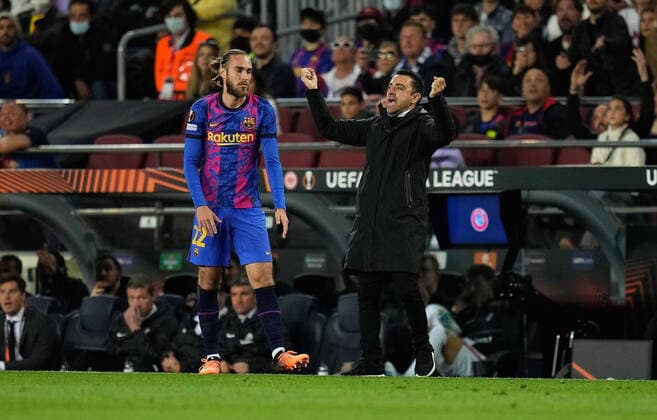 14.04.2022, xslx, Fussball UEFA Europa League, FC Barcelona, Barca - Eintracht Frankfurt emspor, v.l. Oscar Mingueza (FC Barcelona) Xavi - Xavier Hernandez Creus (Trainer Head Coach FC Barcelona) gestikuliert gibt Anweisungen enttaeuscht traurig frustriert dissapointed (DFL DFB REGULATIONS PROHIBIT ANY USE OF PHOTOGRAPHS as IMAGE SEQUENCES and or QUASI-VIDEO) Barcelona