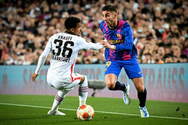 Barcelona, Camp Nou, 11.04.22, ESP, Herren, UEFA Europa League, Saison 2021-2022, FC Barcelona, Barca - Eintracht Frankfurt Bild: v.r. Ferran Torres (Barcelona) gegen Ansgar Knauff (Frankfurt) Nur fuer journalistische Zwecke! Only for editorial use! Gemaess den Vorgaben der UEFA ist es untersagt, in dem Stadion und oder vom Spiel angefertigte Fotoaufnahmen in Form von Sequenzbildern und oder videoaehnlichen Fotostrecken zu verwerten bzw. verwerten zu lassen. UEFA regulations prohibit any use of photographs as image sequences and or quasi-video. Katalonien Spanien
