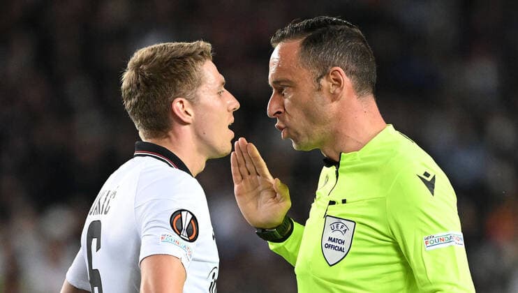 14.04.2022, xjhx, Fussball UEFA Europa League, FC Barcelona, Barca - Eintracht Frankfurt emspor, v.l. Kristijan Jakic (Eintracht Frankfurt) Schiedsrichter Soares Dias, Artur (Portugal) (DFL DFB REGULATIONS PROHIBIT ANY USE OF PHOTOGRAPHS as IMAGE SEQUENCES and or QUASI-VIDEO) Barcelona