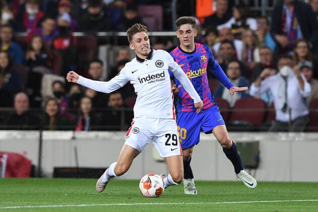 Fußball Europa League Viertelfinale FC Barcelona, Barca - Eintracht Frankfurt am 14.04.2022 im Camp Nou in Barcelona Jesper Lindström ( Frankfurt ), links - Gavi ( Barcelona ), rechts