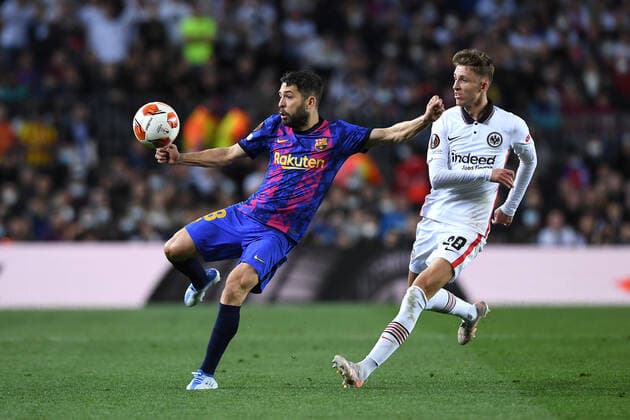 Fußball Europa League Viertelfinale FC Barcelona, Barca - Eintracht Frankfurt am 14.04.2022 im Camp Nou in Barcelona Ferran Torres ( Barcelona ), links - Jesper Lindström ( Frankfurt ), rechts