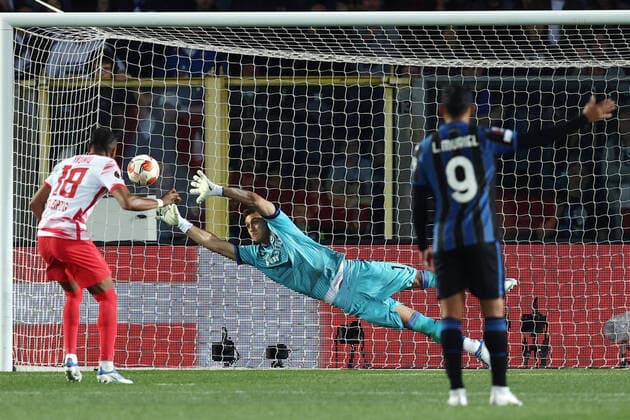 Christopher Nkunku (RB Leipzig) scores his side s second goal of the match with a penalty kick during Atalanta BC vs RB Lipsia, football Europa League match in Bergamo, Italy, April 14 2022  Copyright: xFrancescoxScaccianocex xipa-agenx xx 0