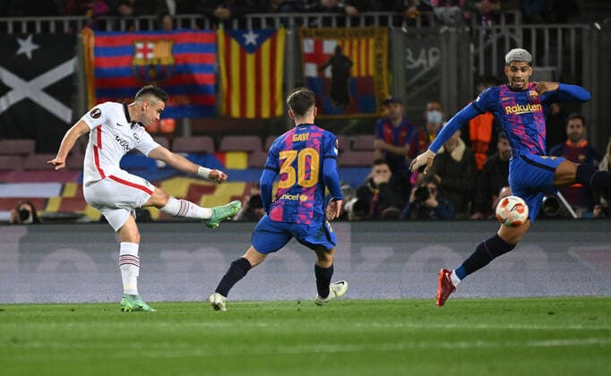 14.04.2022, xjhx, Fussball UEFA Europa League, FC Barcelona, Barca - Eintracht Frankfurt emspor, v.l. Rafael Borre, Rafael Santos Borre Maury (Eintracht Frankfurt) erzielt das Tor zum scores the Goal 0:2 (DFL DFB REGULATIONS PROHIBIT ANY USE OF PHOTOGRAPHS as IMAGE SEQUENCES and or QUASI-VIDEO) Barcelona