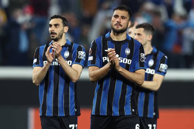April 14, 2022, Bergamo, Italy: Bergamo, Italy, Gewiss Stadium, April 14, 2022, Jose Luis Palomino (Atalanta BC) and his teammates greets fans after the defeat during Atalanta BC vs RB Lipsia - football Europa League match. football Europa League match - Atalanta BC vs RB Lipsia, Bergamo, Italy - ZUMAl164 20220414_zsa_l164_090 Copyright: xFrancescoxScaccianocex