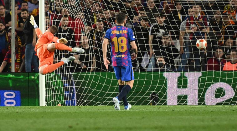 14.04.2022, xjhx, Fussball UEFA Europa League, FC Barcelona, Barca - Eintracht Frankfurt emspor, v.l. Rafael Borre, Rafael Santos Borre Maury (Eintracht Frankfurt) erzielt das Tor zum scores the Goal 0:2 Marc Andre ter Stegen (FC Barcelona) (DFL DFB REGULATIONS PROHIBIT ANY USE OF PHOTOGRAPHS as IMAGE SEQUENCES and or QUASI-VIDEO) Barcelona