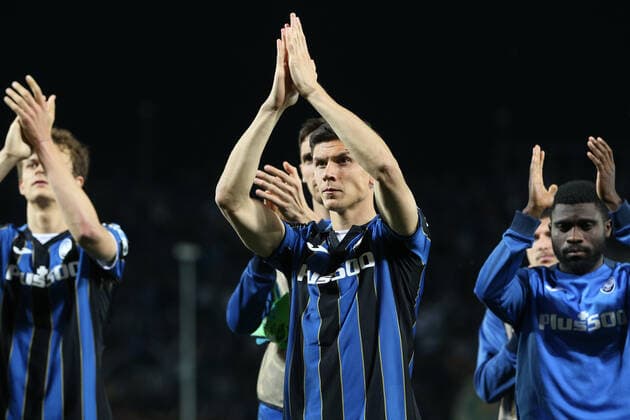 Mandatory Credit: Photo by Francesco Scaccianoce LiveMedia Shutterstock (12894969bv) Matteo Pessina (Atalanta BC) greets fans after the defeat football Europa League match Atalanta BC vs RB Lipsia, Gewiss Stadium, Bergamo, Italy - 14 Apr 2022 football Europa League match Atalanta BC vs RB Lipsia, Gewiss Stadium, Bergamo, Italy - 14 Apr 2022  Copyright: xFrancescoxScaccianoce LiveMedia Shutterstockx 12894969bv