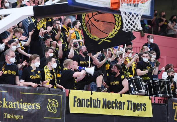 Basketball 2. Bundesliga 2021 2022 Playoff Viertelfinale 1. Spiel in der Paul Horn Arena: Tigers Tuebingen - Eisbaeren Bremerhaven 14.04.2022 Tigers Fans feiern ihr Team in der Paul Horn Arena; Tigers.