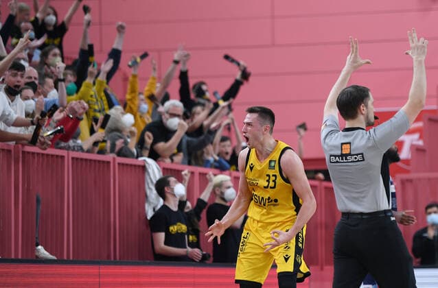 Basketball 2. Bundesliga 2021 2022 Playoff Viertelfinale 1. Spiel in der Paul Horn Arena: Tigers Tuebingen - Eisbaeren Bremerhaven 14.04.2022 JUBEL Tigers; Ryan Richard Mikesell