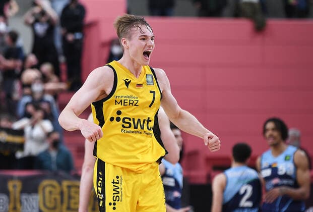 Basketball 2. Bundesliga 2021 2022 Playoff Viertelfinale 1. Spiel in der Paul Horn Arena: Tigers Tuebingen - Eisbaeren Bremerhaven 14.04.2022 JUBEL Tigers; Timo Lanmueller