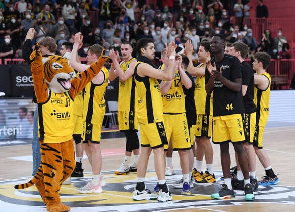 Basketball 2. Bundesliga 2021 2022 Playoff Viertelfinale 1. Spiel in der Paul Horn Arena: Tigers Tuebingen - Eisbaeren Bremerhaven 14.04.2022 TEAMJUBEL Tigers nach dem Spiel; Maskottchen Walter,