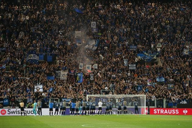 Bergamo, Italy, 14th April 2022. Atalanta players applaud the fans as they sing for their team following the 2-0 defeat in the UEFA Europa League match at Gewiss Stadium, Bergamo. Picture credit should read: Jonathan Moscrop Sportimage EDITORIAL USE ONLY. No use with unauthorised audio, video, data, fixture lists, club league logos or live services. Online in-match use limited to 120 images, no video emulation. No use in betting, games or single club league player publications. SPI-1637-0051