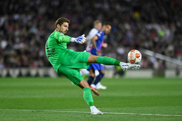 14th April 2022; Camp Nou; Barcelona; Spain; UEFA Europa League; Quarter Final; FC Barcelona, Barca vs Eintracht Frankfurt; Kevin Trapp (Frankfurt) taking the kick from the goal Barcelona Barcelona Spain Futbol Copyright: xGerardxFrancox xAgenciaxLOFx