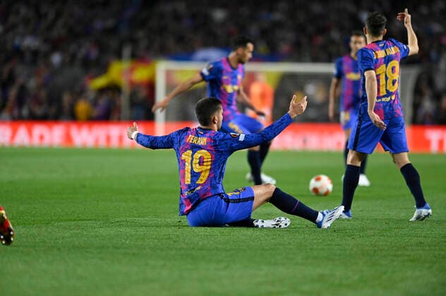 14th April 2022; Camp Nou; Barcelona; Spain; UEFA Europa League; Quarter Final; FC Barcelona, Barca vs Eintracht Frankfurt; Ferran Torres (Barcelona) protesting falling to the ground after being fouled by an opposing player Barcelona Barcelona Spain Futbol Copyright: xGerardxFrancox xAgenciaxLOFx