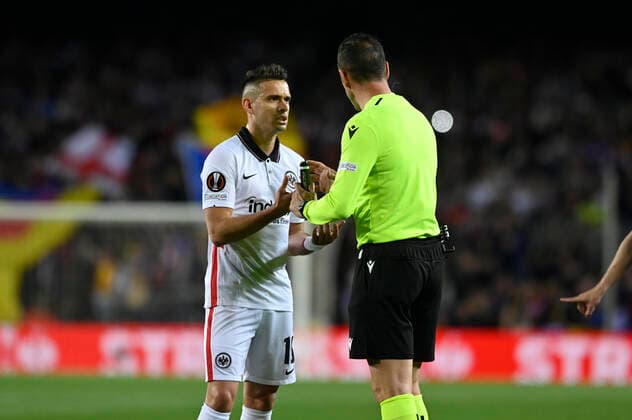 14th April 2022; Camp Nou; Barcelona; Spain; UEFA Europa League; Quarter Final; FC Barcelona, Barca vs Eintracht Frankfurt; Rafael Santos Borre Maury (Frankfurt) goal scorer, talking to the referee Barcelona Barcelona Spain Futbol Copyright: xGerardxFrancox xAgenciaxLOFx