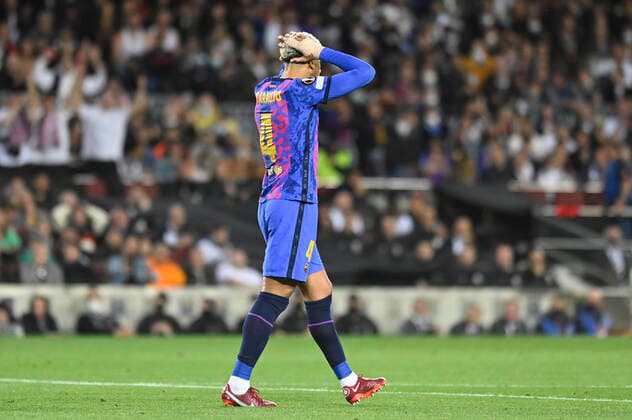 14th April 2022; Camp Nou; Barcelona; Spain; UEFA Europa League; Quarter Final; FC Barcelona, Barca vs Eintracht Frankfurt; Ronald Araujo (Barcelona) with their hands on their heads after the opposing team scored a goal Barcelona Barcelona Spain Futbol Copyright: xGerardxFrancox xAgenciaxLOFx