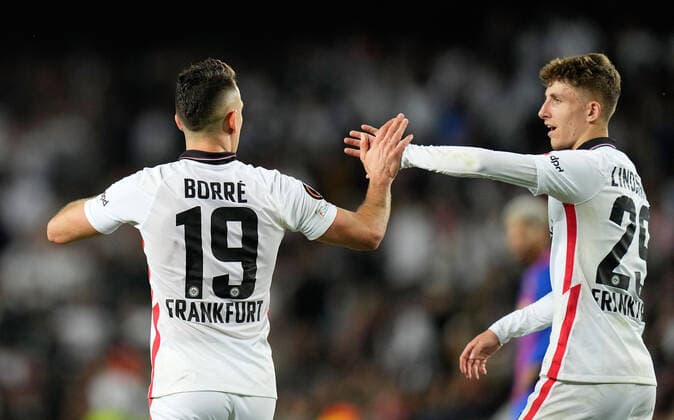 14.04.2022, xslx, Fussball UEFA Europa League, FC Barcelona, Barca - Eintracht Frankfurt emspor, v.l. Torjubel nach dem Tor zum celebrating the goal celebrate 0:2 durch Rafael Borre, Rafael Santos Borre Maury (Eintracht Frankfurt) Jesper Lindström Lindstroem (Eintracht Frankfurt) (DFL DFB REGULATIONS PROHIBIT ANY USE OF PHOTOGRAPHS as IMAGE SEQUENCES and or QUASI-VIDEO) Barcelona