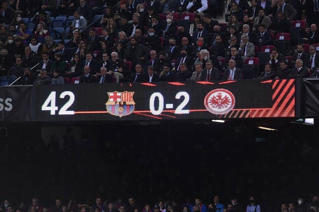 Fußball Europa League Viertelfinale FC Barcelona, Barca - Eintracht Frankfurt am 14.04.2022 im Camp Nou in Barcelona Anzeigetafel 0:2