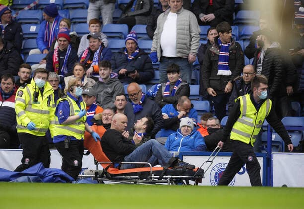 Sport Bilder des Tages Mandatory Credit: Photo by Stuart Wallace Shutterstock (12893325w) A Rangers fan is wheeled along pitch side on a stretcher by St. Andrews first aid members before the match. Rangers v Braga, UEFA Europa League, Quarter Final, Second Leg, Football, Ibrox Stadium, Glasgow, UK - 14 Apr 2022 EDITORIAL USE ONLY No use with unauthorised audio, video, data, fixture lists, club league logos or live services. Online in-match use limited to 120 images, no video emulation. No use in betting, games or single club league player publications. Rangers v Braga, UEFA Europa League, Quarter Final, Second Leg, Football, Ibrox Stadium, Glasgow, UK - 14 Apr 2022 EDITORIAL USE ONLY No use with unauthorised audio, video, data, fixture lists, club league logos or live services. Online in-match use limited to 120 images, no video emulation. No use in betting, games or single club league player publications. Copyright: xStuartxWallace Shutterstockx 12893325w