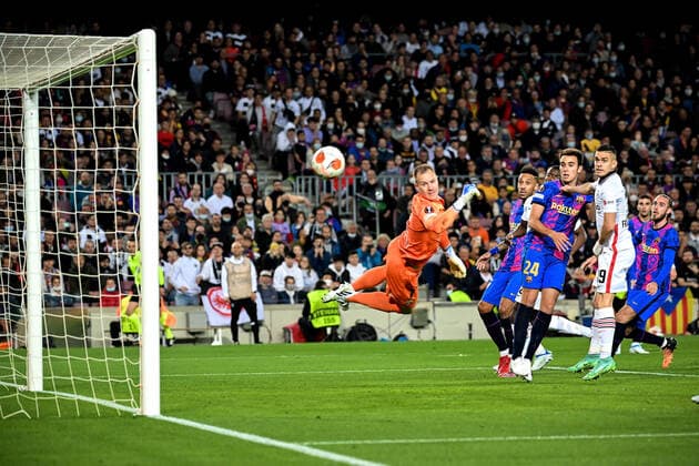 Barcelona, Camp Nou, 11.04.22, ESP, Herren, UEFA Europa League, Saison 2021-2022, FC Barcelona, Barca - Eintracht Frankfurt Bild: Torwart Marc-Andre ter Stegen (Barcelona) in Aktion Nur fuer journalistische Zwecke! Only for editorial use! Gemaess den Vorgaben der UEFA ist es untersagt, in dem Stadion und oder vom Spiel angefertigte Fotoaufnahmen in Form von Sequenzbildern und oder videoaehnlichen Fotostrecken zu verwerten bzw. verwerten zu lassen. UEFA regulations prohibit any use of photographs as image sequences and or quasi-video. Katalonien Spanien