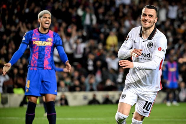 Barcelona, Camp Nou, 11.04.22, ESP, Herren, UEFA Europa League, Saison 2021-2022, FC Barcelona, Barca - Eintracht Frankfurt Bild: Filip Kostic (Frankfurt) rechts bejubelt sein Tor zum 3:0 Nur fuer journalistische Zwecke! Only for editorial use! Gemaess den Vorgaben der UEFA ist es untersagt, in dem Stadion und oder vom Spiel angefertigte Fotoaufnahmen in Form von Sequenzbildern und oder videoaehnlichen Fotostrecken zu verwerten bzw. verwerten zu lassen. UEFA regulations prohibit any use of photographs as image sequences and or quasi-video. Katalonien Spanien