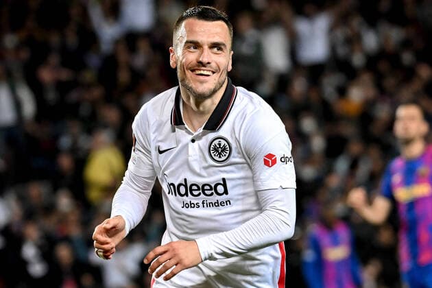 Barcelona, Camp Nou, 11.04.22, ESP, Herren, UEFA Europa League, Saison 2021-2022, FC Barcelona, Barca - Eintracht Frankfurt Bild: Filip Kostic (Frankfurt) bejubelt sein Tor zum 3:0 Nur fuer journalistische Zwecke! Only for editorial use! Gemaess den Vorgaben der UEFA ist es untersagt, in dem Stadion und oder vom Spiel angefertigte Fotoaufnahmen in Form von Sequenzbildern und oder videoaehnlichen Fotostrecken zu verwerten bzw. verwerten zu lassen. UEFA regulations prohibit any use of photographs as image sequences and or quasi-video. Katalonien Spanien