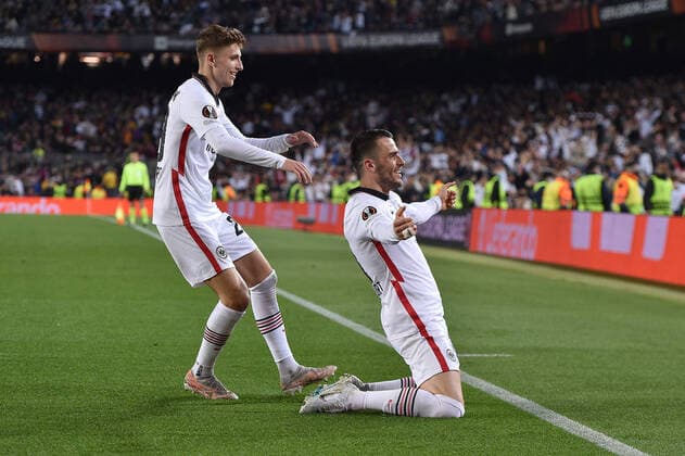 Fußball Europa League Viertelfinale FC Barcelona, Barca - Eintracht Frankfurt am 14.04.2022 im Camp Nou in Barcelona Torjubel Jubel Tor zum 0:3 durch Filip Kostic ( Frankfurt )