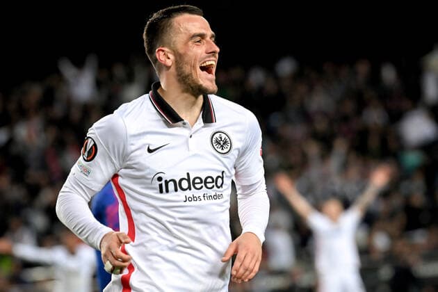 Barcelona, Camp Nou, 11.04.22, ESP, Herren, UEFA Europa League, Saison 2021-2022, FC Barcelona, Barca - Eintracht Frankfurt Bild: Filip Kostic (Frankfurt) bejubelt sein Tor zum 3:0 Nur fuer journalistische Zwecke! Only for editorial use! Gemaess den Vorgaben der UEFA ist es untersagt, in dem Stadion und oder vom Spiel angefertigte Fotoaufnahmen in Form von Sequenzbildern und oder videoaehnlichen Fotostrecken zu verwerten bzw. verwerten zu lassen. UEFA regulations prohibit any use of photographs as image sequences and or quasi-video. Katalonien Spanien