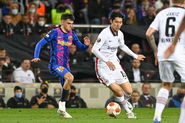 April 14, 2022, Barcelona, Spain: Pedri of FC Barcelona, Barca in action with Daichi Kamada of Eintracht Frankfurt during the UEFA Europa League Quarter Final Leg Two match between FC Barcelona and Eintracht Frankfurt at Camp Nou in Barcelona Barcelona Spain - ZUMAd159 20220414_zia_d159_057 Copyright: xGerardxFrancox