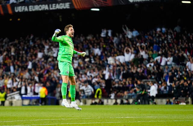 14.04.2022, xslx, Fussball UEFA Europa League, FC Barcelona, Barca - Eintracht Frankfurt emspor, v.l. Kevin Trapp (Eintracht Frankfurt) Torjubel nach dem Tor zum celebrating the goal celebrate 0:3 durch Filip Kostic (Eintracht Frankfurt) (DFL DFB REGULATIONS PROHIBIT ANY USE OF PHOTOGRAPHS as IMAGE SEQUENCES and or QUASI-VIDEO) Barcelona