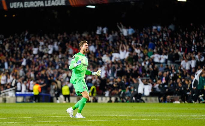 14.04.2022, xslx, Fussball UEFA Europa League, FC Barcelona, Barca - Eintracht Frankfurt emspor, v.l. Kevin Trapp (Eintracht Frankfurt) Torjubel nach dem Tor zum celebrating the goal celebrate 0:3 durch Filip Kostic (Eintracht Frankfurt) (DFL DFB REGULATIONS PROHIBIT ANY USE OF PHOTOGRAPHS as IMAGE SEQUENCES and or QUASI-VIDEO) Barcelona