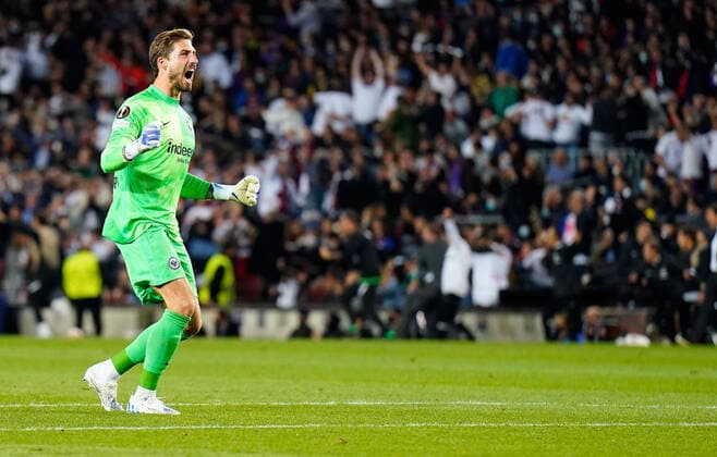14.04.2022, xslx, Fussball UEFA Europa League, FC Barcelona, Barca - Eintracht Frankfurt emspor, v.l. Kevin Trapp (Eintracht Frankfurt) Torjubel nach dem Tor zum celebrating the goal celebrate 0:3 durch Filip Kostic (Eintracht Frankfurt) (DFL DFB REGULATIONS PROHIBIT ANY USE OF PHOTOGRAPHS as IMAGE SEQUENCES and or QUASI-VIDEO) Barcelona