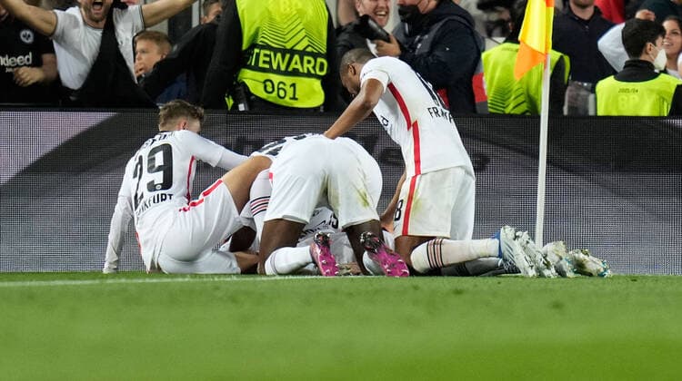 14.04.2022, xslx, Fussball UEFA Europa League, FC Barcelona, Barca - Eintracht Frankfurt emspor, v.l. Torjubel nach dem Tor zum celebrating the goal celebrate 0:3 durch Filip Kostic (Eintracht Frankfurt) (DFL DFB REGULATIONS PROHIBIT ANY USE OF PHOTOGRAPHS as IMAGE SEQUENCES and or QUASI-VIDEO) Barcelona