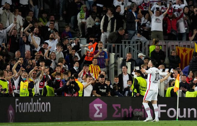 14.04.2022, xslx, Fussball UEFA Europa League, FC Barcelona, Barca - Eintracht Frankfurt emspor, v.l. Torjubel nach dem Tor zum celebrating the goal celebrate 0:3 durch Filip Kostic (Eintracht Frankfurt) (DFL DFB REGULATIONS PROHIBIT ANY USE OF PHOTOGRAPHS as IMAGE SEQUENCES and or QUASI-VIDEO) Barcelona