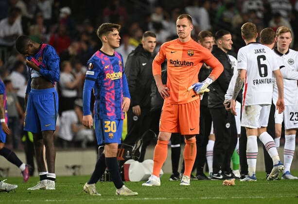 14.04.2022, xslx, Fussball UEFA Europa League, FC Barcelona, Barca - Eintracht Frankfurt emspor, v.l. Gavi (FC Barcelona) Marc Andre ter Stegen (FC Barcelona) enttaeuscht traurig frustriert dissapointed (DFL DFB REGULATIONS PROHIBIT ANY USE OF PHOTOGRAPHS as IMAGE SEQUENCES and or QUASI-VIDEO) Barcelona