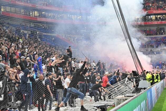 EchauffourÃ des supporters qui veulent envahir la pelouse(lyon) FOOTBALL: Olympique Lyonnais vs West Ham - 1 4 de finale Ligue Europa - 14 04 2022 FredericChambert Panoramic 