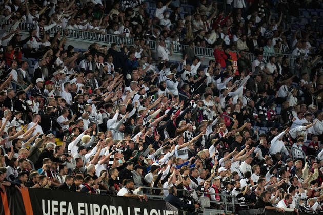 14.04.2022, xslx, Fussball UEFA Europa League, FC Barcelona, Barca - Eintracht Frankfurt emspor, v.l. Jubel Freude über den Sieg Fans Eintracht Frankfurt, Stimmung, Schals, (DFL DFB REGULATIONS PROHIBIT ANY USE OF PHOTOGRAPHS as IMAGE SEQUENCES and or QUASI-VIDEO) Barcelona