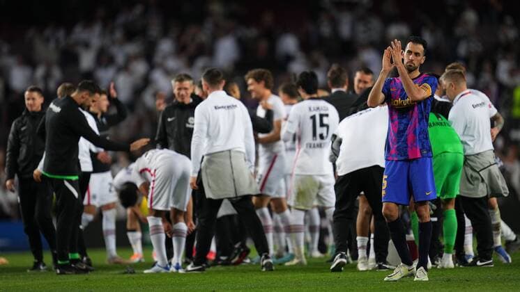 Mandatory Credit: Photo by Bagu Blanco Pressinphoto Shutterstock (12895065aq) Sergio Busquets of FC Barcelona, Barca greets the fans at full time FC Barcelona v Eintracht Frankfurt, UEFA Europa League, Quarter Final. Football, Camp Nou Stadium, Barcelona, Spain - 14 Apr 2022 Editorial use only FC Barcelona v Eintracht Frankfurt, UEFA Europa League, Quarter Final. Football, Camp Nou Stadium, Barcelona, Spain - 14 Apr 2022 Editorial use only  Copyright: xBaguxBlanco Pressinphoto Shutterstockx 12895065aq