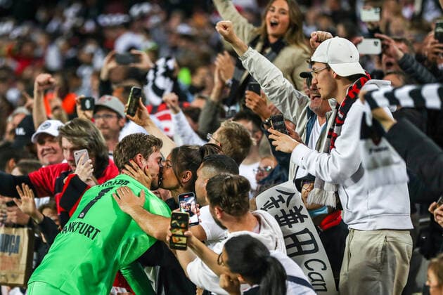 Torwart Kevin Trapp (Eintracht Frankfurt, 01) und Izabel Goulart, ESP, FC Barcelona, Barca vs. Eintracht Frankfurt, Europa League - Viertelfinale, Spielzeit 2021 2022, 14.04.2022, DFB DFL regulations prohibit any use of photographs as image sequences and or quasi-video., ESP, FC Barcelona vs. Eintracht Frankfurt, Europa League - Viertelfinale, Spielzeit 2021 2022, 14.04.2022 Barcelona Copyright: xEibner-Pressefoto BoiaxGabrielx EP_EEP