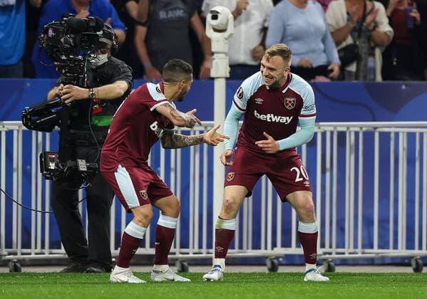 Mandatory Credit: Photo by Simon Dael Shutterstock (12893327fg) Jarrod Bowen of West Ham United scores and celebrates with Manuel Lanzini of West Ham United 0-3 Olympique Lyonnais v West Ham United, UEFA Europa League, Quarter Final, Second Leg, Football, Groupama Stadium, Lyon, France - 14 Apr 2022 EDITORIAL USE ONLY No use with unauthorised audio, video, data, fixture lists, club league logos or live services. Online in-match use limited to 120 images, no video emulation. No use in betting, games or single club league player publications. Olympique Lyonnais v West Ham United, UEFA Europa League, Quarter Final, Second Leg, Football, Groupama Stadium, Lyon, France - 14 Apr 2022 EDITORIAL USE ONLY No use with unauthorised audio, video, data, fixture lists, club league logos or live services. Online in-match use limited to 120 images, no video emulation. No use in betting, games or single club league player publications. Copyright: xSimonxDael Shutterstockx 12893327fg