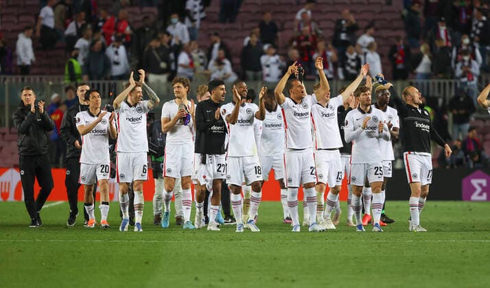 14.04.2022, Fussball UEFA Europa League, FC Barcelona, Barca - Eintracht Frankfurt, emonline, emspor, v.l., Eintracht-Spieler feiern den Auswärtssieg DFL DFB REGULATIONS PROHIBIT ANY USE OF PHOTOGRAPHS AS IMAGE SEQUENCES AND OR QUASI-VIDEO. xdcx Copyright: HMBxMedia
